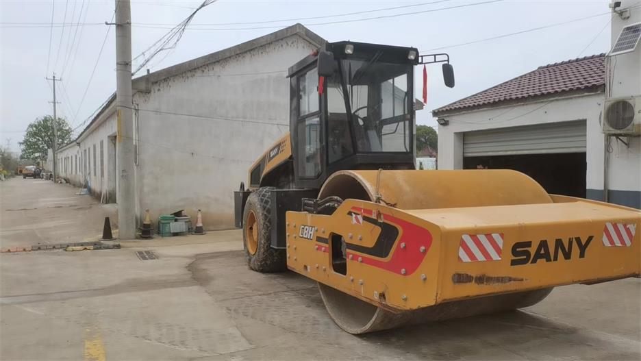 南京32噸壓路機(jī)出租